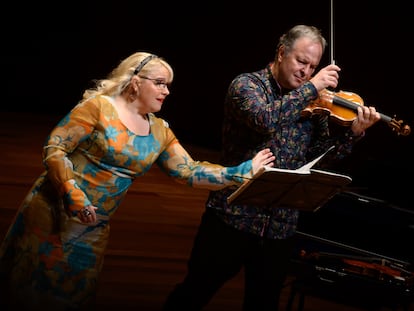 La soprano Anu Komsi y el violinista Sakari Oramo, durante su interpretación de los 'Kafka fragments'.