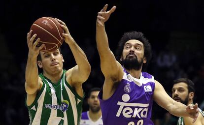 Llull y Radicevic pugnan por el balón