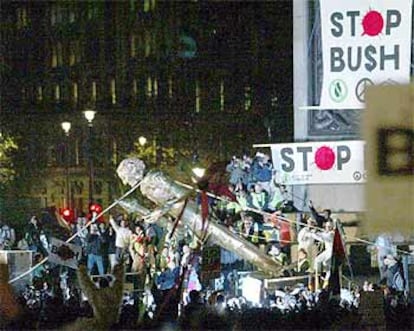 La marcha contra la guerra en Irak ha concluido con el derribo simbólico de una estatua de cartón de Bush en Trafalgar Square.