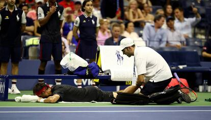 Ferrer es atendido de la pierna durante el partido contra Nadal en Nueva York.