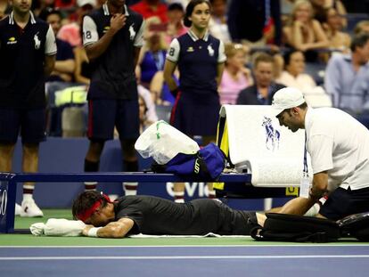 Ferrer es atendido de la pierna durante el partido contra Nadal en Nueva York.