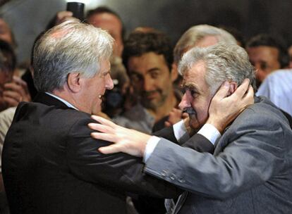 El presidente Tabaré Vázquez saluda a quien será su sucesor José, Pepe, Mujica