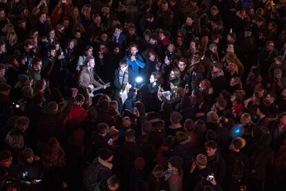 Homenaje espontáneo a David Bowie en los cines Ritzy, al sur de Londres (Reino Unido).