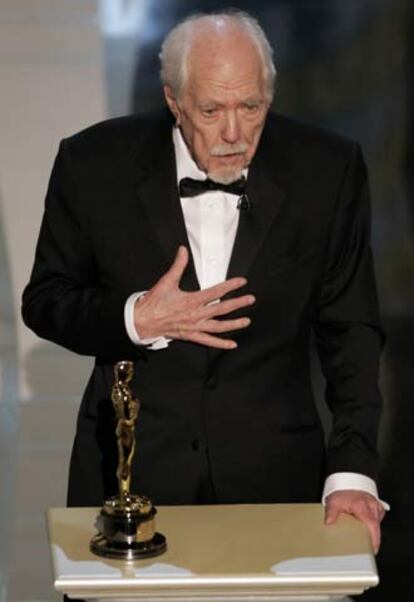 El veterano director y productor Robert Altman, de 81 años, recoge agradecido el Oscar honorífico de la Academia. En su discurso, Altman hace un repaso a su carrera y recuerda todo lo que le ha dado el cine.