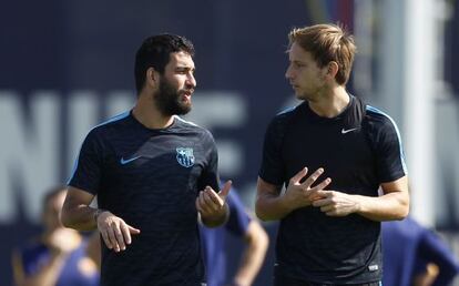 Arda Turan conversa con Rakitic en un entrenamiento del Barça.