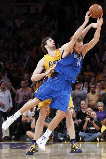 Pau Gasol y Dirk Nowitzki en el momento de la falta del último minuto.