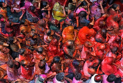 Holi es una de las fiestas más relevantes del calendario hindú, con un ambiente festivo que sirve para dejar a un lado las diferencias de clase, casta u origen. En la imagen, devotos hindúes sentados en el templo de Shamlal Ji temple en Kolkata (India).