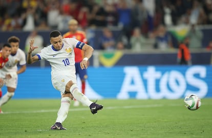 Kylian Mbappe, de Francia, anota de penalti el primer tanto de su equipo ante España.