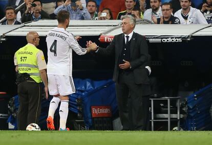 Ramos es felicitado por Ancelotti