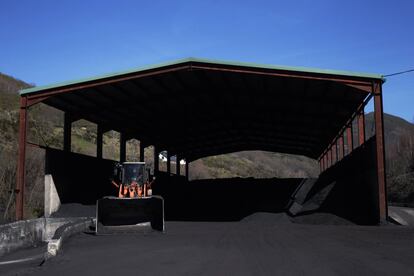 Almacén de mezcla de carbón en la mina La Escondida, en Caboalles de Arriba, la última abierta en la provincia de León.