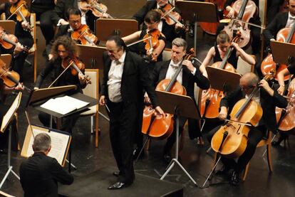 Charles Dutoit dirigiendo a la Royal Philharmonic, el pasado lunes en el Palacio de Festivales de Santander.