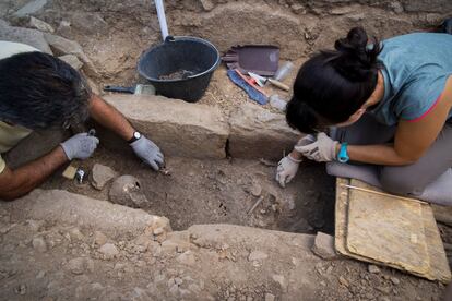 En los trabajos de excavación de esta iglesia del siglo VII casi todos los enterramientos estaban en excelente estado de conservación por la composición granítica del terreno.