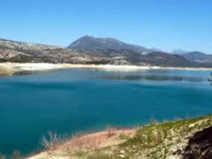 Fotografía del pantano de Iznajar que abastece a pueblos de las provincias de Córdoba, Málaga y Granada. EFE/Archivo