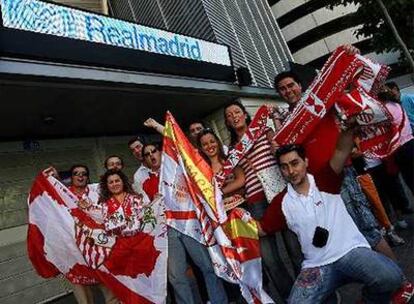 Un grupo de aficionados del Sevilla posan en el Santiago Bernabu