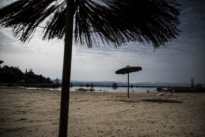 Vista de la playa artificial que se creó en el resort con el pantano de Valdecañas al fondo.