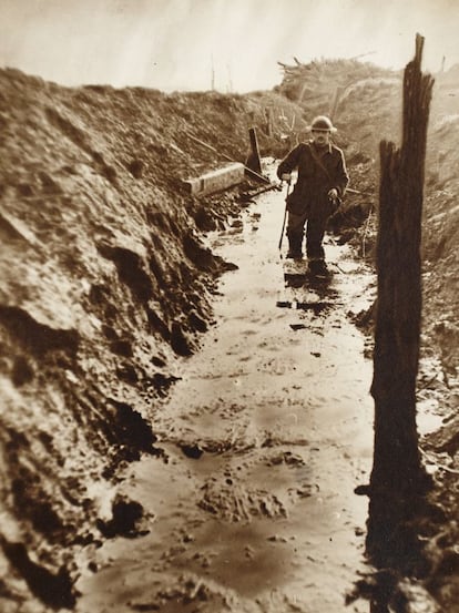 Fotografía procedente del álbum personal del fotógrafo australiano Frank Hurley, depositado en la Colección del Art Gallery de Ontario. Hurley (1885–1962), fue destinado al frente del oeste como fotógrafo oficial en 1917 y era conocido el "fotógrafo loco", por su tenacidad y valentía a la hora de buscar las imágenes, armado con su cámara. Las dificultades técnicas le llevaron en alguna ocasión a organizar fotos compuestas, algo que fue muy polémico. Su álbum privado consta de 153 imágenes.