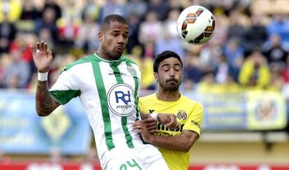 Jaume Costa lucha por un balón con Bebé.