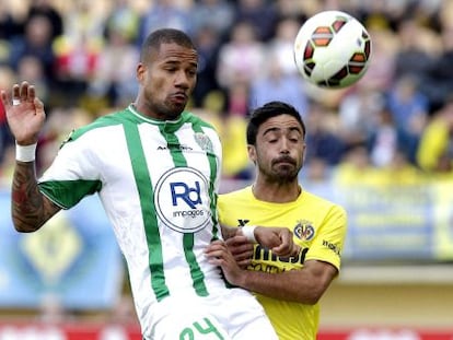 Jaume Costa lucha por un balón con Bebé.