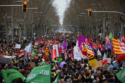 Manifestantes y miembros de los diferentes sindicatos en la manifestación de Barcelona durante el primer día de huelga educativa en Cataluña.