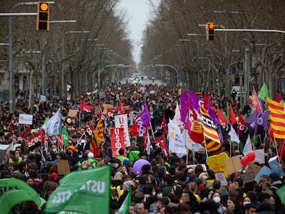 Manifestantes y miembros de los diferentes sindicatos en la manifestación de Barcelona durante el primer día de huelga educativa en Cataluña.