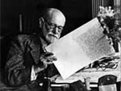 Sigmund Freud revisa el manuscrito de 'Moisés y la religión monoteísta', obra que sería publicada en 1939.