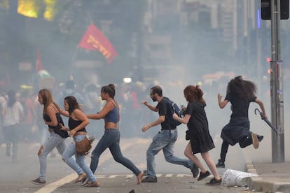 Manifestantes correm das bombas atiradas pela polícia.