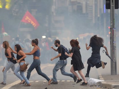 Manifestantes correm das bombas atiradas pela polícia.