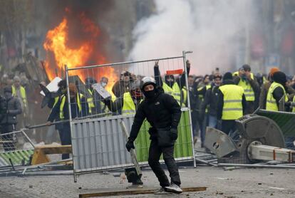 Protesta de los 'chalecos amarillos' contra la subida de la gasolina, en París el 24 de noviembre.