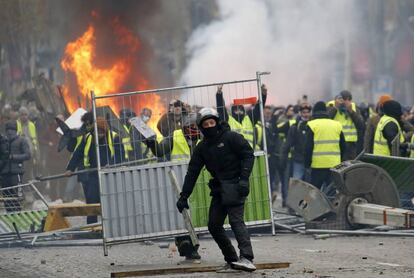 Protesta de los 'chalecos amarillos' contra la subida de la gasolina, en París el 24 de noviembre.
 