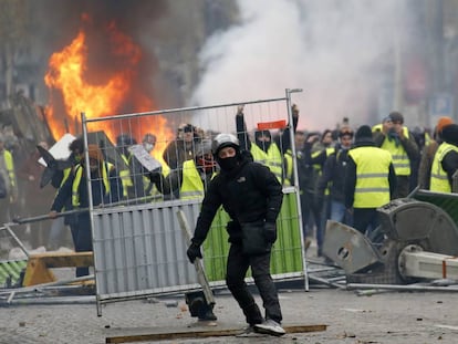 Protesta de los 'chalecos amarillos' contra la subida de la gasolina, en París el 24 de noviembre.
 