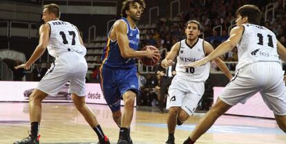 Victor Sada, del MoraBanc Andorra, se zafa de varios jugadores del Bilbao Basket.