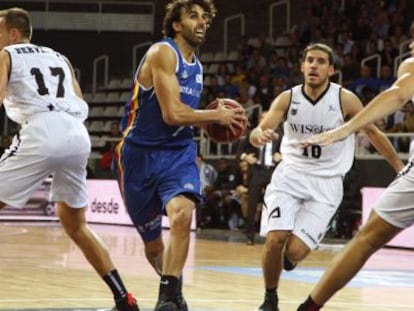 Victor Sada, del MoraBanc Andorra, se zafa de varios jugadores del Bilbao Basket.