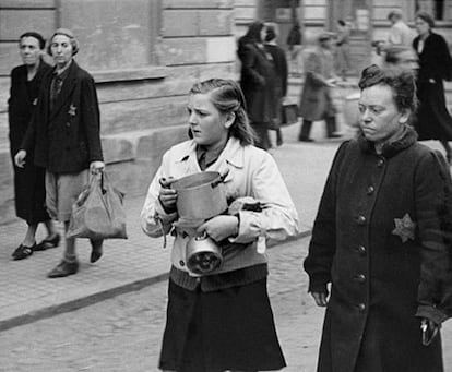 Judíos checos deportados al campo de Terezín en 1944.