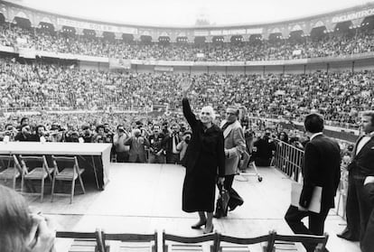 Dolores Ibárruri en una reunión del Partido Socialista Unificado de Cataluña (PSUC), en Barcelona en junio de 1978.