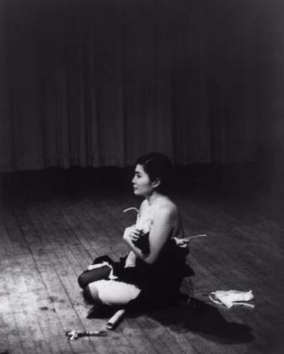 Yoko Ono interpreta 'Cut Piece' (1964).