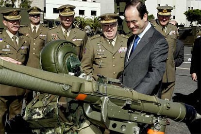 El ministro de Defensa, José Bono, junto al jefe del Estado Mayor del Ejército, José Antonio García González, durante su visita al acuartelamiento de artillería de La Isleta, en Las Palmas.