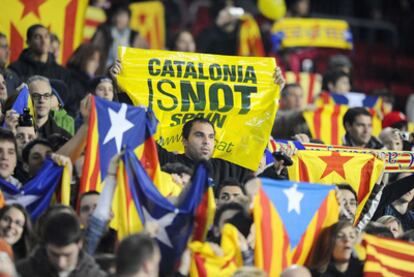 Un cartel con el lema <i>Cataluña no es España</i> <b>durante el partido de 2008 contra Argentina.</b>
