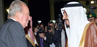 El príncipe heredero saudí, Salman bin Abdulaziz, recibe al rey Juan Carlos el pasado 17 de mayo en Yeda.