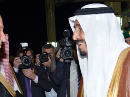 El pr&iacute;ncipe heredero saud&iacute;, Salman bin Abdulaziz, recibe al rey Juan Carlos el pasado 17 de mayo en Yeda.