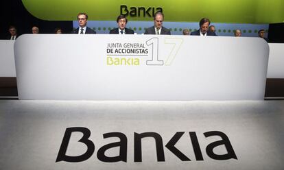 El presidente de Bankia, Jose Ignacio Goirigolzarri (2i), durante la junta de accionistas de la entidad