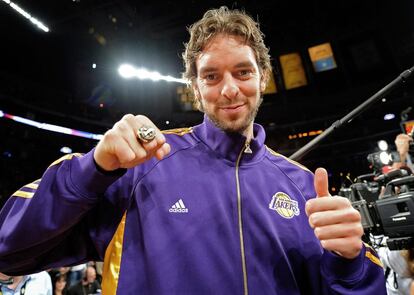 LOS ANGELES, CA - 27 de octubre: Pau Gasol de Los Angeles Lakers sonríe tras recibir su anillo de campeón antes jugar contra los Clippers de Los Ángeles en el Staples Center el 27 de octubre de 2009 en Los Ángeles, California.