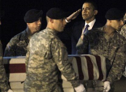 Obama saluda al paso del féretro de un soldado muerto en Afganistán, en la base de Dover (Delaware).