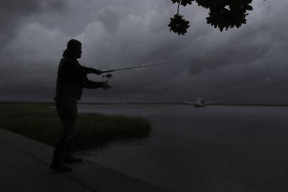 Um homem pesca ante a iminente chegada do furacão Dorian, em St. Mary's, Georgia.