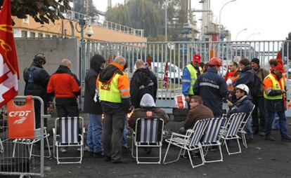 Trabajadores en huelga en la refinería de Total Grandpuits, cerca de París, uno de los centros de las protestas sindicales contra las reformas de Sarkozy