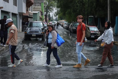 Entre calles encharcadas, habitantes de la alcaldía Iztapalapa comienzan su día tras las intensas lluvias que paralizaron el oriente de la Ciudad de México la noche de este lunes. 
