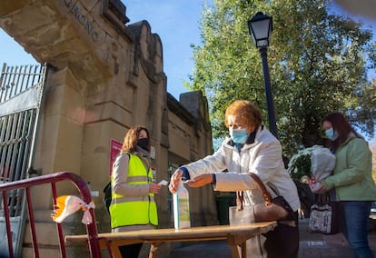 Un operario toma la temperatura y recomienda el uso del gel hidroalcohólico a la entrada del cementerio de Logroño. El Grupo Funespaña pidió a las familias que tuvieran previsto visitar a sus fallecidos con motivo de la próxima festividad de los días 1 y 2 de noviembre que lo hicieran los días anteriores para evitar aglomeraciones.