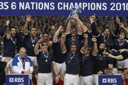 La selección gala de rugby celebra la victoria.