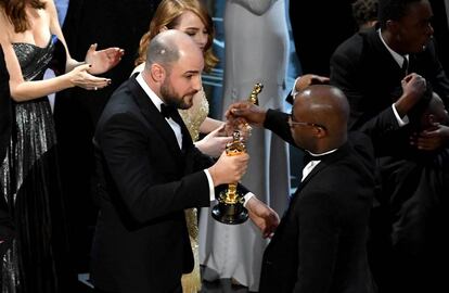 Produtor de "La La Land" entrega a estatueta de melhor filme ao diretor de "Moonlight" após erro.