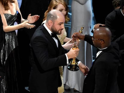 Produtor de "La La Land" entrega a estatueta de melhor filme ao diretor de "Moonlight" após erro.