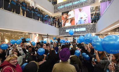 Clientes y periodistas en la inauguración de la tienda Primark en Birmingham.